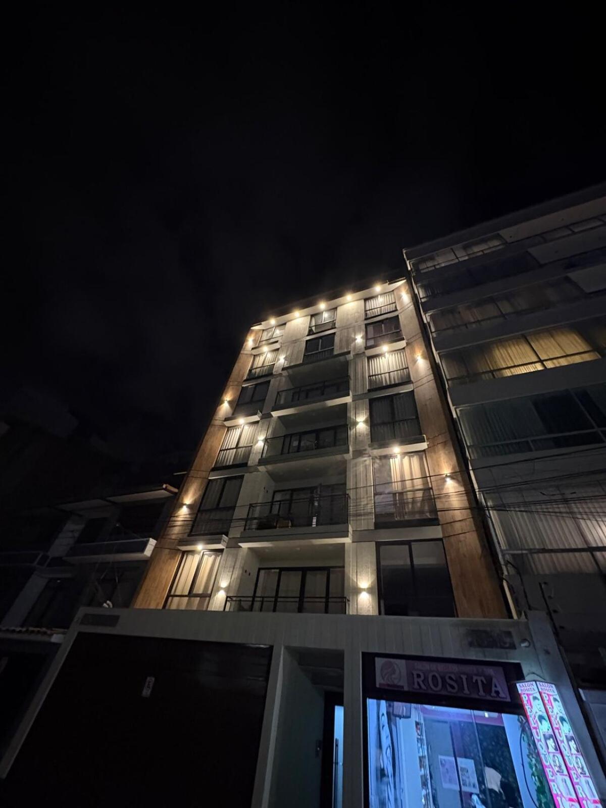 Centrally Located And Modern In Premiere Apartamento